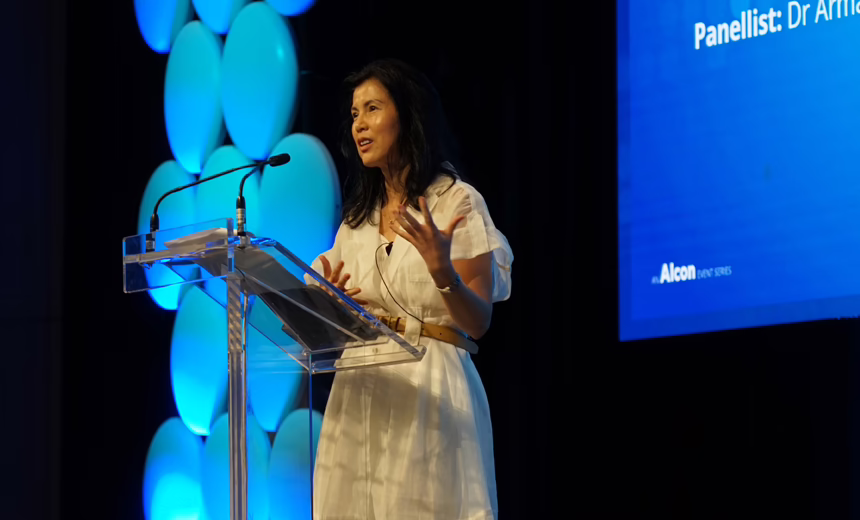 A photo of Dr Huynh presenting at the Alcon meeting.