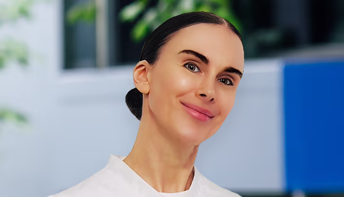 A/Prof Abi Tenen headshot outside VEI Melbourne