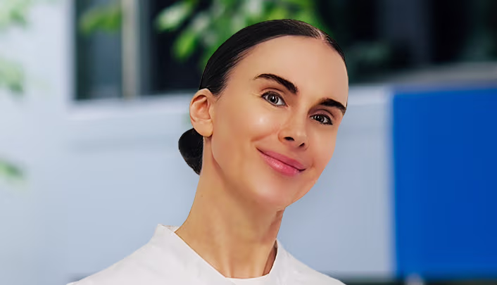 A/Prof Abi Tenen headshot outside VEI Melbourne